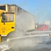 Lực lượng chữa cháy kịp thời có mặt và dập tắt vụ cháy trên chiếc xe tải đang lưu thông trên đường cao tốc Thành phố Hồ Chí Minh-Long Thành-Dầu Giây, huyện Nhơn Trạch. (Nguồn: báo Đồng Nai)