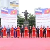 Các đại biểu thực hiện nghi lễ cắt băng khánh thành tượng V.I Lenin. (Nguồn: Đài Phát thanh và Truyền hình Nghệ An)
