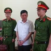 Lực lượng chức năng bắt giữ ông Nguyễn Văn Quang. (Nguồn: báo Bắc Giang)