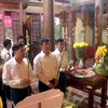 Các đại biểu dâng hương, dâng hoa tại Đền thờ Quốc Tổ Lạc Long Quân, Khu phố Xích Đằng, phường Lam Sơn, thành phố Hưng Yên. (Ảnh: Mai Ngoan/TTXVN)
