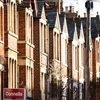 Một dãy nhà trên khu phố ở Oxford của Anh. (Ảnh: AFP/TTXVN)