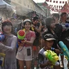 Người dân tham gia lễ hội té nước Songkran ở Bangkok, Thái Lan ngày 12/4 vừa qua. (Ảnh: AFP/TTXVN)