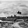 Ngày 7/5/1954, chiến dịch lịch sử Điện Biên Phủ kết thúc thắng lợi, toàn bộ tập đoàn cứ điểm của địch ở Điện Biên Phủ đã bị quân ta tiêu diệt, lá cờ "Quyết chiến quyết thắng" đang phấp phới bay trên nóc hầm Tướng De Castries. (Ảnh: Tư liệu TTXVN)