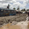 Các phương tiện bị mắc kẹt trong bùn đất sau lũ lụt và lở đất do mưa lớn tại Tanzania. (Ảnh: AFP/TTXVN)