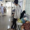Các bệnh nhân nghi ngộ độc thực phẩm đang được cấp cứu tại Bệnh viện Đa khoa khu vực Long Khánh.