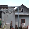 Mưa to kèm theo dông lốc đã khiến hàng trăm nhà bị tốc mái ở Yên Bái. (Ảnh: TTXVN phát)