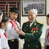 Học sinh Trường THCS Thượng Lan, huyện Việt Yên đến thăm hỏi và nghe Anh hùng Chu Văn Mùi kể chuyện. (Ảnh: Danh Lam/TTXVN)