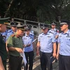 Lực lượng chức năng hai nước tiến hành các thủ tục trao trả 4 người Trung Quốc nhập cảnh trái phép vào Việt Nam. (Ảnh: TTXVN phát)