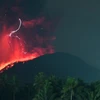 Dung nham phun trào từ miệng núi lửa Ibu ở tỉnh Bắc Maluku, Indonesia, ngày 11/5 vừa qua. (Ảnh: AFP/TTXVN)