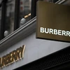 Thương hiệu thời trang Burberry tại cửa hàng ở London, Anh. (Ảnh: AFP/TTXVN)