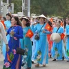 Phụ nữ Đồng Tháp trong trang phục áo dài tham gia diễu hành trên đường phố Cao Lãnh. (Ảnh: Nhựt An/TTXVN)