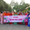 Chị em tập trung tại Khu Di tích Nguyễn Sinh Sắc, phường 4, thành phố Cao Lãnh, là điểm xuất phát của chương trình diễu hành áo dài. (Ảnh: Nhựt An/TTXVN)