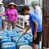 Người dân đến lấy nước tại điểm cấp nước tại ấp Pháo Đài, xã Phú Tân. (Ảnh: Minh Trí/TTXVN)
