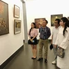 Khách tham quan triển lãm “10 năm hoài niệm – Nguyễn Cương.” (Ảnh: Phương Lan/TTXVN)