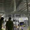 Lực lượng chức năng khám nghiệm hiện trường nơi chị Võ Thị Ngọc A., công nhân Công ty Leoch Super Power-Khu Công nghiệp Becamex Bình Phước tử vong chiều tối 25/5. (Ảnh: TTXVN phát)