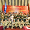 Lãnh đạo Cục Gìn giữ hòa bình Việt Nam cùng đại diện các cơ quan Bộ Quốc phòng, Tùy viên Quốc phòng Australia tại Việt Nam và thân nhân, gia đình cùng cán bộ, y, bác sỹ Bệnh viện dã chiến cấp 2 số 4. (Ảnh: Minh Đức/TTXVN)