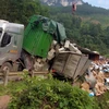 Hiện trường vụ tai nạn xe đầu kéo bị lật thùng hàng, đè lên xe tải nhỏ. (Nguồn: Người dân cung cấp)