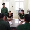 Cán bộ Bộ đội Biên phòng tỉnh Nam Định làm việc với đối tượng Nguyễn Thị Hằng. (Nguồn: Bộ đội Biên phòng tỉnh Nam Định)