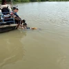Lực lượng cứu hộ cứu nạn đã tìm thấy 1 thi đầu tiên trong vụ 3 bé gái mất tích trên sông Sài Gòn. (Ảnh: Dương Chí Tưởng/TTXVN)