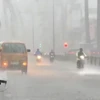 Mưa trắng trời khiến nhiều phương tiện giao thông không nhìn rõ đường đi trên đường Lê Hồng Phong, quận 10, Thành phố Hồ Chí Minh). (Ảnh: Hồng Giang/TTXVN)