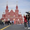 Khách du lịch tham quan Quảng trường Đỏ tại thủ đô Moskva, Nga. (Ảnh: AFP/TTXVN)
