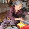 Bà Dương Thị Ốm, trú tại xã An Ngãi, huyện Long Điền, được hỗ trợ lò tráng bánh tráng bằng điện từ Chương trình hỗ trợ ngành nghề nông thôn của tỉnh Bà Rịa-Vũng Tàu. (Ảnh: Hoàng Nhị/TTXVN)