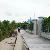 Đường tạm dọc Kênh Bốn Ngàn, xã An Minh Bắc vừa được mở để giúp việc đi lại của người dân an toàn. (Ảnh: Văn Sĩ/TTXVN)