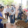 Tìm hiểu cách làm gốm thủ công tại làng nghề gốm Bình Đức của người Chăm tại huyện Bắc Bình, tỉnh Bình Thuận. (Ảnh: Nguyễn Thanh/TTXVN)
