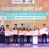 Bí thư Trung ương Đoàn Nguyễn Tường Lâm trao giải Nhất cho các thí sinh. (Ảnh: Minh Đức/TTXVN)