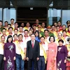 Chủ tịch Quốc hội Trần Thanh Mẫn với đại biểu người hiến máu tình nguyện tiêu biểu toàn quốc năm 2024. (Ảnh: Thống Nhất/TTXVN)