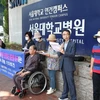 Thành viên từ các tổ chức của bệnh nhân nguy kịch trong cuộc họp báo trước Bệnh viện Đại học Quốc gia Seoul, Hàn Quốc, kêu gọi đình chỉ kế hoạch đình công của các giáo sư y khoa, ngày 12/6. (Ảnh: Yonhap/TTXVN)