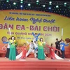Bà Phạm Thị Lượng cùng CLB Bài chòi Mộ Đức biểu diễn. (Ảnh: Đinh Hương/TTXVN)