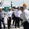 Thứ trưởng Bộ Nông nghiệp và Phát triển Nông thôn Phùng Đức Tiến (thứ 3 từ trái sang) kiểm tra tại Cảng cá Thọ Quang, quận Sơn Trà, thành phố Đà Nẵng. (Ảnh: Quốc Dũng/TTXVN)