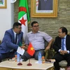 Tham tán thương mại Hoàng Đức Nhuận (bên phải) trao đổi với chủ tịch Phòng Thương mại và Công nghiệp tỉnh Boumedes Charef Rabah. (Ảnh: Trung Khánh/Vietnam+)