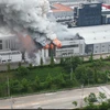 Hiện trường vụ cháy nhà máy sản xuất pin lithium ở Hwaseong, Hàn Quốc, ngày 24/6. (Ảnh: Yonhap/TTXVN)