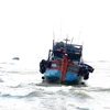 Tàu của ông Đào Xuân Dũng, trú tại xã Bảo Ninh, thành phố Đồng Hới, Quảng Bình, bị mắc cạn. (Ảnh: TTXVN phát)