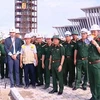 Thượng tướng Trịnh Văn Quyết kiểm tra các hạng mục đang được hoàn thiện của Bảo tàng Lịch sử Quân sự Việt Nam. (Ảnh: Hồng Pha/TTXVN phát)