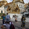 Khách du lịch tham quan Cung điện Hoàng gia Thái Lan ở thủ đô Bangkok. (Ảnh: AFP/TTXVN)
