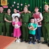 TP Hồ Chí Minh: Trao thẻ Căn cước đầu tiên cho công dân dưới 6 tuổi. (Nguồn: báo Sài Gòn giải phóng)