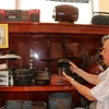 Những vật dụng xưa được lưu trữ tại nhà ông Cao Tấn Hiệu hầu hết có nguồn gốc do các thế hệ trước truyền lại. (Ảnh: Hữu Chí/TTXVN)