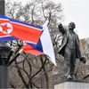 Quốc kỳ Nga và Triều Tiên tung bay trên đường phố gần tượng đài người sáng lập nhà nước Liên Xô Vladimir Lenin trong chuyến thăm của nhà lãnh đạo Triều Tiên Kim Jong Un tới Vladivostok, Nga. (Nguồn: Reuters)
