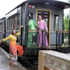 Du khách nhiều thế hệ đều rất yêu thích các toa xe cổ tại Ga xe lửa đẹp nhất Đông Dương này. (Ảnh: Chu Quốc Hùng/TTXVN)