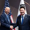 Tổng thống Yoon Suk Yeol (phải) và người đồng cấp Mỹ Joe Biden bắt tay trong hội nghị thượng đỉnh của Tổ chức Hiệp ước Bắc Đại Tây Dương (NATO) tại Washington, ngày 11/7. (Nguồn: Yonhap)