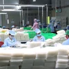 Công nhân phân loại bánh tráng của Công ty TNHH Tân Nhiên thường xuyên tăng ca. (Ảnh: Thanh Tân/TTXVN)