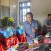 Ông Hà Sỹ Đồng - Phó Chủ tịch Thường trực UBND tỉnh Quảng Trị dâng hương lên các anh hùng liệt sĩ vừa được tìm thấy. (Nguồn: báo Lao động)