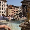Khách du lịch tránh nóng bên đài phun nước tại Rome, Italy. (Ảnh: THX/TTXVN)