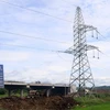 Trụ điện 22kV chưa được di dời nằm sát vị trí đường công vụ và thi công cầu dự án thành phần cao tốc Chí Thạnh-Vân Phong. (Ảnh: Xuân Triệu/TTXVN)