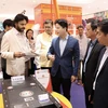 Doanh nghiệp cơ khí điện Tp. Hồ Chí Minh giới thiệu sản phẩm cho đối tác Ấn Độ trong khuôn khổ hội nghị. (Ảnh: Xuân Anh/TTXVN)