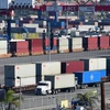 Container hàng hóa được bốc dỡ tại cảng Long Beach ở California, Mỹ. (Ảnh: AFP/TTXVN)