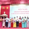 Lãnh đạo thành phố Hạ Long, tỉnh Quảng Ninh, trao quyết định điều động giáo viên đi công tác tại các trường học thuộc vùng nghĩa vụ. (Nguồn: Cổng thông tin Điện tử tỉnh Quảng Ninh)